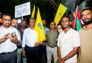 އެމްޑީޕީން ކުރި އިހުތިޖާޖުގައި ކުރީގެ ރައީސް ނަޝީދު ބައިވެރިވެވަޑައިގަންނަވަނީ.--- ފޮޓޯ: ނިޝާން އަލީ | މިހާރު
