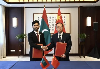 ހައުސިންގެ ސްޓޭޓް މިނިސްޓަރު އިބްރާހީމް ތޯއާމް މުހައްމަދާއި ޗައިނާގެ ސީއައިޑީސީއޭގެ ވައިސް ޗެއާމަން ލިއު ޖުންފެންގް/ ފޮޓޯ: ހައުސިން މިނިސްޓްރީ