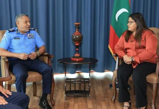 ހެލްތު މިނިސްޓަރު ގީލާ އަދި ޕޮލިސް ކޮމިޝަނަރު އަހުމަދު މުހައްމަދު - ފޮޓޯ: ޕޮލިސް