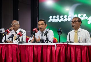 ތިން ރައީސުން އެކުގައި ބޭއްވި ނޫސްވެރިންގެ ބައްދަލުވުމުގެ ތެރެއިން:  --- މިހާރު ފޮޓޯ/ފަޔާޒު މޫސާ