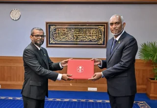 ރައީސް ޑރ. މުހައްމަދު މުއިއްޒު، އީސީގެ މެމްބަރު ކަމަށް މުހައްމަދު ޝަކީލް އައްޔަންކުރެއްވުމުގެ ރަސްމިއްޔާތުގައި އެ މަގާމުގެ ލިޔުން އޭނާއާ ހަވާލުކުރައްވަނީ.-- ފޮޓޯ: ރައީސް އޮފީސް