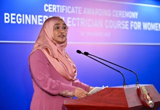 ރައީސުލްޖުމްހޫރިއްޔާގެ އަނބިކަނބަލުން، ބިގިނަރޒް އިލެކްޓްރީޝަން ކޯސް ފޮރ ވިމެންގެ ސެޓްފިކެޓް ދިނުމުގެ ރަސްމިއްޔާތުގައި ބައިވެރިވެވަޑައިގަތުން.