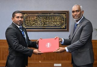 މަހުލޫފްއަށް ސަފީރު ކަމުގެ ފަތްކޮޅު އަރުވަނީ : ފޮޓޯ ރައީސް އޮފީސް