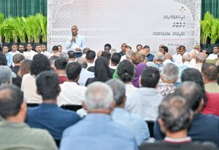 ރައީސް މުއިއްޒު  ހެންވޭރުގެ ރައްޔިތުންނާއިއެކު ބޭއްވި ބައްދަލުވުމުގެ ތެރެއިން: ފޮޓޯ ރައީސް އޮފީސް