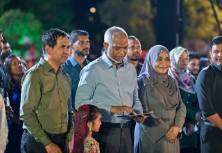 މޯލްޑިވްސް އެކްސްޕޯ 2026 ހުޅުވުމުގެ ރަސްމިއްޔާތުގައި ރައީސް ޑރ. މުހައްމަދު މުއިއްޒުގެ ދެކަނބަލުން ބައިވެރިވެވަޑައިގަންނަވަނީ.-- ފޮޓޯ: ރައީސް އޮފީސް
