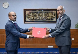 ރައީސް މުއިއްޒު، ޑިފެންސް މިނިސްޓަރަކަށް ހަސަން ރަޝީދު އައްޔަން ކުރައްވައި މަގާމުގެ ފަތްކޮޅު މިރޭ ދެއްވަނީ.