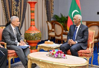 އެމެރިކާގެ ސްޓޭޓް ޑިޕާޓްމަންޓްގެ އެސިސްޓެންޓް ސެކްރެޓަރީ އޮފް ސްޓޭޓް ފޮރ ސައުތު އެންޑް ސެންޓްރަލް އެފެއަރޒް ރައީސް މުއިއްޒު އާ ބައްދަލު ކުރައްވަނީ. | ރައީސް އޮފީސް