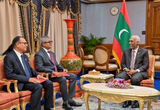 ދިވެހިރާއްޖެއިން ސްޓޭޓް އޮފް ޤަތަރަށާއި އެކުވެރި ޢަރަބި އިމާރާތަށް ކަނޑައަޅުއްވާ ސަފީރުނާއި ބައްދަލުކުރައްވަނީ-- ފޮޓޯ: ރައީސް އޮފީސް