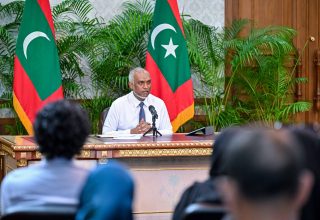 މިއަދު ބޭއްވި ނޫސްވެރިންގެ ބައްދަލުވުމުގައި ރައީސް ޑރ. މުހައްމަދު މުއިއްޒު ވާހަކަ ދައްކަވަނީ --- ފޮޓޯ: ރައީސް އޮފީސް