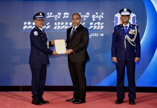 ފުލުހުންގެ އިދާރާ ހިންގެވުމާއި ވަގުތީ ގޮތުން ހަވާލުވެ ހުންނެވި ފަރުހާދު ފިކުރީއާއި، ހޯމް މިނިސްޓަރ އަލީ އިހުސާން އަދި ކުރީގެ ކޮމިޝަނަރ އަލީ ޝުޖާއު/ ފޮޓޯ: ފުލުހުން