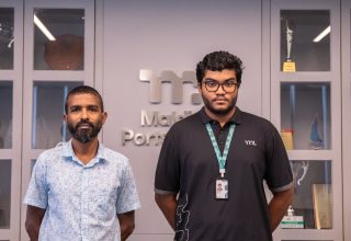 އަލިފާނުގެ ހާދިސާ ނިއްވާލުމުގައި އިސް ދައުރެއް އަދާކުރި ދެ މުވައްޒަފުން/ ފޮޓޯ: އެމްޕީއެލް