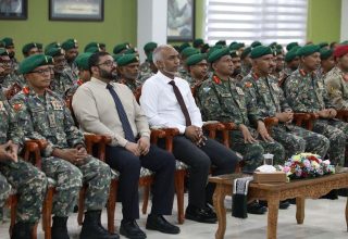 ބަނޑާރަކޮށީގައި ބޭއްވުނު ރަސްމިއްޔާތުގެ ތެރެއިން ރައީސް ޑރ. މުހައްމަދު މުއިޒުގެ އިތުރުން ޑިފެންސް މިނިޓަރު އަދި އެ ރަސްމިއްޔާތުގައި ބައިވެރިވެލެއްވި ސިފައިން/ފޮޓޯ: އެމްއެންޑީއެފް