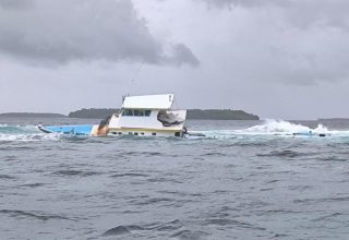 "ގުރުވަ 1" ނަމަކަށްކިޔާ ދޯނީގައި ތިބި ފަޅުވެރީންނަށް އެމްއެންޑީއެފް ނޮދަން އޭރިއާ ކޮމާންޑް، ކޯސްޓްގާޑު ފަސްޓް ސްކޮޑްރަންއިން އެހީތެރިކަން ފޯރުކޮށްދިނުން. / ފޮޓޯ: އެމްއެންޑީއެފް