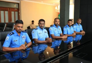 ޑައިވަރުން ހޯދި އޮޕަރޭޝަންގައި ބައިވެރިވި ޓީމާ މިނިސްޓަރު އިހުސާނާއި ސީޕީ ބައްދަލުކުރެއްވުން - ފޮޓޯ/ ފުލުހުން