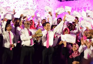 އިދިކޮޅުގެ ރިޔާސީ ޓިކެޓު ރައީސް ޔާމީން އަށް އެރުވުން.