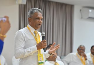 ‘ލާމަރުކަޒީ ގުޅުން - ކައުންސިލަރުންގެ ކޮންފަރެންސް’ގައި އާދަމް އާޒިމް ވާހަކަ ދައްކަވަނ/ ފޮޓޯ: އެމްޑީޕީ