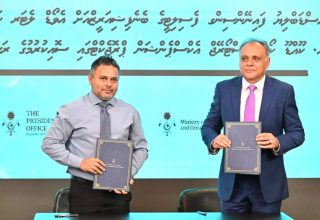 އާރް.އެސް.ޑަބްލިއު ފައިނޭންސިންގ ފެސިލިޓީގެ ބެނިފިޝަރީޒްއަށް އެވޯޑް ލެޓަރ ހަވާލުކުރުމާއި ގއ. ކޫއްޑޫ ކޯލްޑް ސްޓޯރޭޖް އެކްސްޕެންޝަން ޕްރޮޖެކްޓްގައި ސޮއިކުރެއްވުމުގެ ރަސްމިއްޔާތު