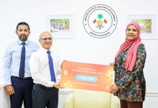 މިނިސްޓަރ އޮފް ސޯޝަލް އެންޑް ފެމިލީ ޑިވެލޮޕްމަންޓް، ޑރ. އައިޝަތު ޝިހާމްއާ މި ޑޮނޭޝަން ރަސްމީކޮށް ހަވާލުކުރުން