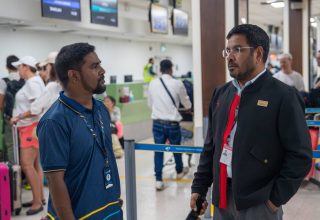 ވީއައިއޭ ޕެސެންޖަރ ސާވިސަސްގެ ލޯޑް ކޮންޓްރޯލް ހިންގުމާއި ހަވާލުވެ ހުންނެވި އަޙްމަދު އާދަމް/ ފޮޓޯ: އެމްއޭސީއެލް