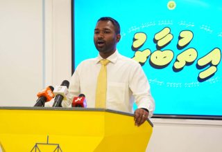 މީގެކުރިން ބޭއްވި ޕްރެސް ކޮންފަރެންސެއްގައި މީކާއިލް ވާހަކަ ދައްކަވަނީ. --- ވަގުތު އިމޭޖަސް: އިބްރާހިމް ޝާބިލް
