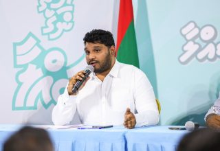 ފިނޭންސް މިނިސްޓްރީގެ، ޑެޕިއުޓީ މިނިސްޓަރ އަހުމަދު ސާއިދު މުސްތަފާ ”ޕީއެންސީ ބަޖެޓު ސައްލާ“ ގައި ވާހަކަ ދައްކަވަނީ/ ފޮޓޯ: ޕީއެންސީ