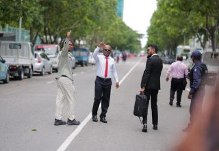 ފިޔާޒް އަދި ހަސަންގެ އަޑުއެހުން އެއްވަގުތެއްގައި! -- ފޮޓޯ: އަދަދު