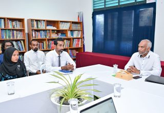 ބ އަތޮޅަށް ކުރައްވާ ދަތުރުފުޅުގެ ތެރެއިން ރައީސް  ޑރ. މުހައްމަދު މުއިއްޒު ކިހާދޫ ކައުންސިލާއި ބައްދަލު ކުރެއްވުން/ ފޮޓޯ: ރައީސް އޮފީސް
