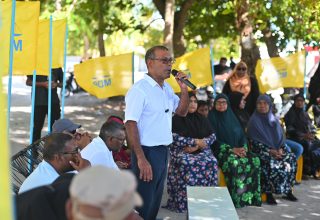 ޗެއާޕާސަން އިންތިހާބުގެ ކެމްޕެއިނުގެ ތެރެއިން ބައްދަލުވުމެއްގައި ރައީސް މުހައްމަދު ނަޝީދު ބައިވެރިވެވަޑައިގަންނަވަނީ/ ފޮޓޯ: ކެމްޕެއިން ޓީމް