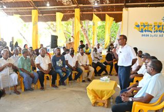 ޗެއާޕާސަން އިންތިހާބުގެ ކެމްޕެއިނުގެ ތެރެއިން ބައްދަލުވުމެއްގައި ރައީސް މުހައްމަދު ނަޝީދު ބައިވެރިވެވަޑައިގަންނަވަނީ/ ފޮޓޯ: ކެމްޕެއިން ޓީމް