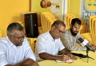 ޗެއާޕާސަން އިންތިހާބުގެ ކެމްޕެއިނުގެ ތެރެއިން ބައްދަލުވުމެއްގައި ރައީސް މުހައްމަދު ނަޝީދާއި ފައްޔާޒް އިސްމާއިލް ބައިވެރިވެވަޑައިގަންނަވަނީ/ ފޮޓޯ: ކެމްޕެއިން ޓީމް