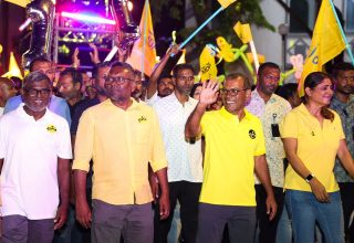 ބޮޑޫ ބަދަލު ކެމްޕެއިން ނިންމާލުމުގެ ޕެރޭޭޑުގެ ތެރެއިން ރައީސް ނަޝީދާއި ފައްޔާޒު އިސްމާއިލް -- ފޮޓޯ: ހުސެއިން ޝަފީއު