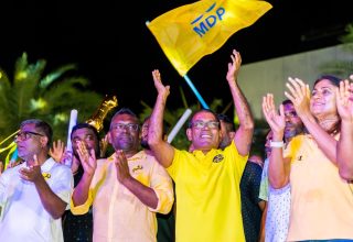 ބޮޑޫ ބަދަލު ކެމްޕެއިން ނިންމާލުމުގެ ޕެރޭޭޑުގެ ތެރެއިން ރައީސް ނަޝީދާއި ފައްޔާޒު އިސްމާއިލް -- ފޮޓޯ: ހުސެއިން ޝަފީއު