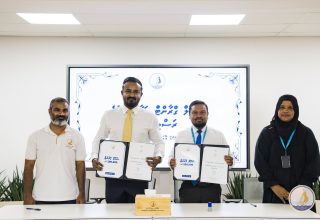 ކުޅުދުއްުފުށީ ތިން ސްކޫލަކަށް ގްރާންޓު ދޫކުރުމުގެ އެއްބަސްވުމުގައި ސޮއިކުރުން -- ފޮޓޯ: ކުޅުދުއްފުށި ސިޓީ ކައުންސިލް