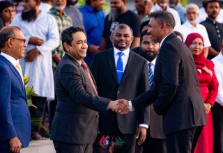 ކުރީގެ ދެ ރައީސުންނާއެކު ތިނަދޫގައި ބޭއްވި ދިދަ ނެގުމުގެ ރަސްމިއްޔާތުގެ ތެރެއިން ރައީސް ޔާމީނާއި މޭޔަރ ސައުދު ސަލާމް ކުރައްވަނީ --