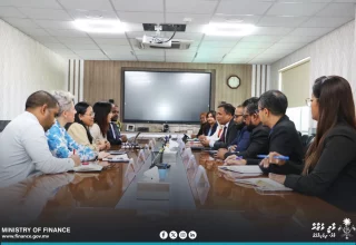މިނިސްޓަރ ޝަފީޤް، އޭޝިއަން ޑިވެލޮޕްމަންޓް ބޭންކްގެ އެގްޒެކެޓިވް ޑިރެކްޓަރާ ބައްދަލުކުރެއްވުން.