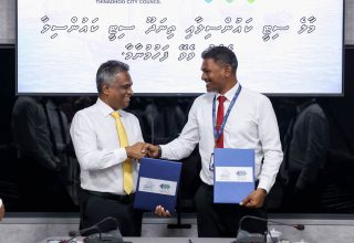 ތިނަދޫ ސިޓީ ކައުންސިލާއި މާލެ ސިޓީ ކައުންސިލާ ދެމެދު ފަހުމުނާމާގައި ސޮއިކުރުން-- ފޮޓޯ: މާލޭ ސިޓީ ކައުންސިލް
