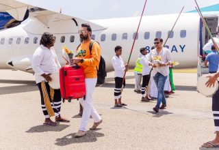 މަންޓާ އެއާއިން އިންޑިއާގެ ބެންގަލޫރުން ދާލު އެއާޕޯޓަށް ސީދާ ފެށި ދަތުރުތަކުގެ ފުރަތަމަ ބައިވެރިންނަށް މަރުހަބާ ކިޔަނީ (ދައުރު ފޮޓޯ/މުހައްމަދު އަމާން)