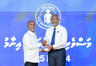 ގއ. ދެއްވަދޫ ފެންފިޔާޒުގެ މުޙައްމަދު އަނީސް، މި އަހަރުގެ "އެންމެ ހިދުމަތްތެރި ތަޖުރިބާކާރު ކެޔޮޅު އެވޯޑު"/ ފޮޓޯ: ރައީސް އޮފީސް
