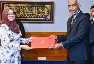 ވަޒީފާއާ ބެހޭ ޓްރައިބިއުނަލްގެ މެންބަރަކު ކަމަށް މަހީރާ އައްޔަން ކުރެއްވުމަށް ފަހު މަގާމުގެ ލިޔުން ރައީސް މުހައްމަދު މުއިއްޒު ހަވާލުކޮށް ދެއްވަނީ