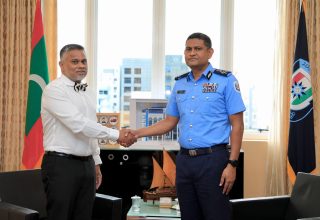 ޕްރޮސިކިއުޓަރ ޖެނެރަލް ޢައްބާސް ޝަރީފުއާއި ކޮމިޝަނަރ އޮފް ޕޮލިސް ޢަލީ ޝުޖާޢު ބައްދަލު ކުރެއްވުން