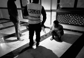 މާލޭގެ މިސްކިތަކުން ވައްކަން ކުރަން އުޅުނު  ބަޔަކާ ފުލުހުން ސުވާލު ކުރަނީ/ ފޮޓޯ: ސިޓީ ކައުންސިލް