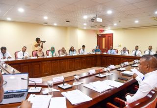 މަޖިލީހުގެ އިޖުތިމާއީ ކޮމެޓީގައި މިއަދު ބޭއްވި ބައްދަލުވުމުގައި ބައިވެރިވެވަޑައިގެންނެވި ބޭފުޅުން/ ފޮޓޯ: މަޖިލިސް