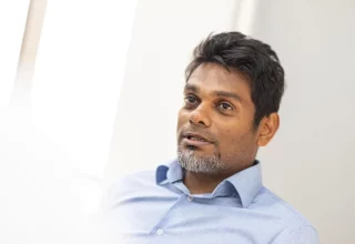 ޑިމޮކްރެޓްސް އުފެއްދުމުގައި އިސްކޮށް ހަރަކާތްތެރިވާ ހުސައިން އަމްރު/ ފޮޓޯ: އަދަދު