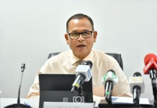 ސިޓީތަކާއި އިދާރީ ދާއިރާތައް ހިންގުމާއި ޢާންމު މަސައްކަތްތަކާ ބެހޭ ވަރީރު އާދަމް ޝަރީފް ޢުމަރު