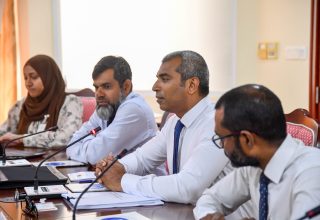 ރައްޔިތުންގެ މަޖިލީހުގެ މާލިއްޔަތު ކޮމިޓީގެ ބައްދަލުވުމުގައި އޮޑިޓަރ ޖެނެރަލް ހަސަން ނިޔާޒީއާއި، އޮފީހުގެ ބައެއް އިސްވެރިން/ ފޮޓޯ: މަޖިލިސް