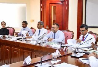 ރައްޔިތުންގެ މަޖިލީހުގެ ބަޖެޓު ކޮމިޓީ ބައްދަލުވުމުގެ ތެރެއިން/ ފޮޓޯ: މަޖިލިސް
