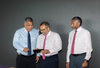 ބީއެމްއެލްއިން ވިސާ އިންފިނިޓް ކްރެޑިޓް ކާޑު ރާއްޖެއަށް ތައާރަފް ކުރުން/ ފޮޓޯ: ބީްއެމްއެލް