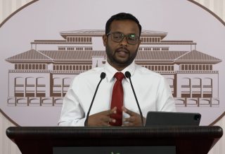 ކޮންސްޓްރަކްޝަން މިނިސްޓަރ ޑރ މުއްތަލިބު: ފޮޓޯ/ ސަންގު