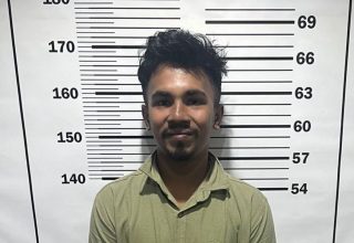 މަގުމައްޗަށް ކުނި އަޅާކަމަށް ފާހަގަވާތީ ހޯދި ބިދޭސީ މީހާ.