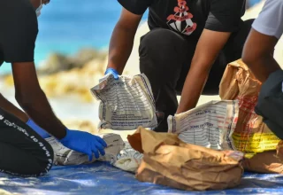 ރާއްޖެ އެތެރެކޮށް އަތުލައިގެންފައިވާ މަސްތުވާތަކެތި ނައްތާލުމުގައި ފުލުހުން ހަރަކާތެރިވަނީ: ފޮޓޯ/ އަދަދު